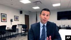 El secretario interino de Seguridad Nacional, Kevin K. McAleenan, habla en el marco de un foro sobre seguridad el martes 13 de agosto de 2019 en Jackson, Mississippi. (AP Foto/Emily Wagster Pettus)