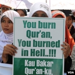 Muslim Indonesia melakukan protes atas rencana pembakaran kitab suci Al-Quran oleh sebuah gereja di AS, di luar Kedutaan Besar Amerika di Jakarta, Sabtu 4 September 2010.