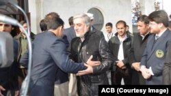 عبدالله عبدالله، رئیس اجراییه حکومت افغانستان حین وداع با ملی پوشان افغان در میدان هوایی حامد کرزی در کابل