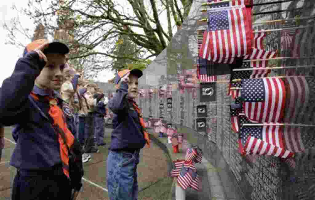 Miembros de los Boy Scouts de Estados Unidos honran las banderas del Monumento de los Veteranos de Vietnam.