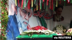 El sarcófago del asesinado científico iraní Mohsen Fakhrizadeh durante una ceremonia funeral en Teherán el 30 de noviembre de 2020.