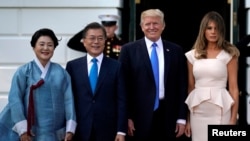 도널드 트럼프(가운데 오른쪽) 미국 대통령과 부인 멜라니아(오른쪽) 여사가 29일 백악관 만찬에 앞서 문재인(가운데 왼쪽) 한국 대통령, 부인 김정숙 여사와 함께 기념촬영을 하고있다. 