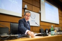 라파엘 그로시 국제원자력기구(IAEA) 사무총장이 18일 오스트리아 빈에서 영상으로 진행된 정기 이사회를 준비하고 있다.