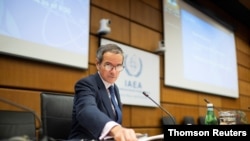 라파엘 그로시 국제원자력기구(IAEA) 사무총장이 18일 오스트리아 빈에서 영상으로 진행된 정기 이사회를 준비하고 있다. 