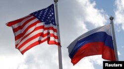 Bendera negara Rusia dan AS berkibar di dekat pabrik Ford Sollers, perusahaan patungan produsen mobil AS Ford dengan mitra Rusia, di Vsevolozhsk, Wilayah Leningrad, Rusia, 27 Maret 2019. (Foto: REUTERS/Anton Vaganov)