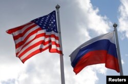 Bendera Rusia dan AS berkibar di dekat pabrik Ford Sollers, perusahaan patungan produsen mobil AS Ford dengan mitra Rusia, di Vsevolozhsk, Wilayah Leningrad, Rusia, 27 Maret 2019. (Foto: REUTERS/Anton Vaganov)