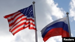 Bendera Rusia dan AS berkibar di Vsevolozhsk, Wilayah Leningrad, Rusia, 27 Maret 2019. (Foto: REUTERS/Anton Vaganov)