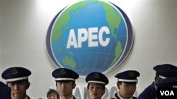 Polisi Jepang melakukan pengamanan acara KTT APEC di Yokohama, Jepang.