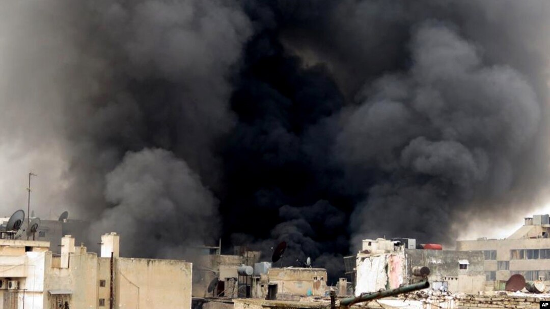 Asap membumbung di atas kota di Aleppo akibat serangan pasukan pemerintah (foto: dok). Serangan udara Suriah menewaskan sedikitnya 15 orang, Sabtu 6/4.