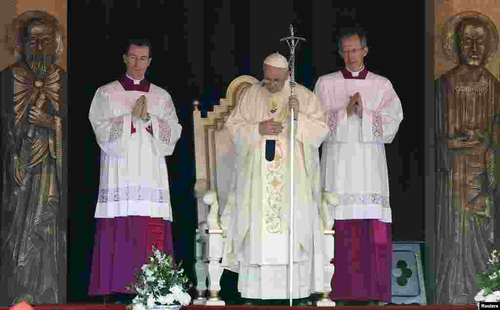Pope Francis blesses the altar during a mass in Colombo, Jan. 14, 2015.
