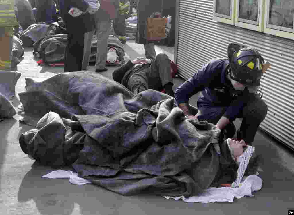 2013年1月9日一艘撞上纽约码头渡轮上受伤的乘客正等候运往医治