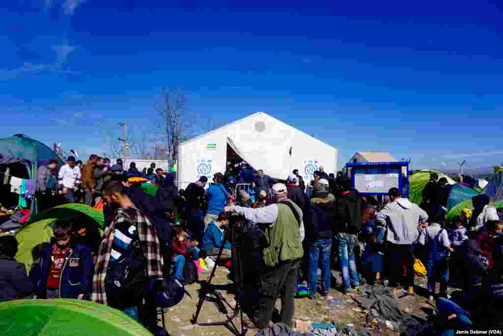 Wakimbizi wakisimama kwa mstari katika kituo cha wakimbizi kuingia Macedonia akatika kijiji cha Idomeni, Ugriki. takriban watu 100 au wachache ndio wanaruhusiwa kuingia kwa siku.