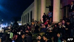 Des Chiliens réfugiés dans la rue, suite à un puissance séisme mardi soir