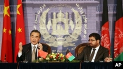 Ngoại trưởng Trung Quốc Vương Nghị trong cuộc họp báo với người đồng nhiệm Afghanistan Ahmad Zarar Osmani tại Bộ Ngoại giao tại thủ đô Kabul ngày 22/2/2014.