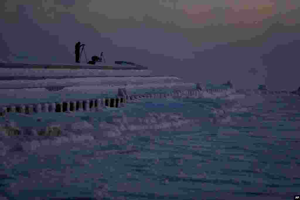 عکسی از ساحل دریاچه میشیگان در شهر شیکاگو. موج سرمای قطبی که میانه آمریکا را در بر گرفته، در این شهر تا منهای ۳۰ درجه رسید.