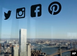 Logo media sosial terpasang di sebuah jendela di New York, 13 Januari 2016. (Foto: AP)