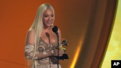 Beyoncé recibe el premio al mejor álbum country por "COWBOY CARTER" durante la 67.a edición anual de los premios Grammy, el domingo 2 de febrero de 2025, en Los Ángeles. (Foto AP/Chris Pizzello)