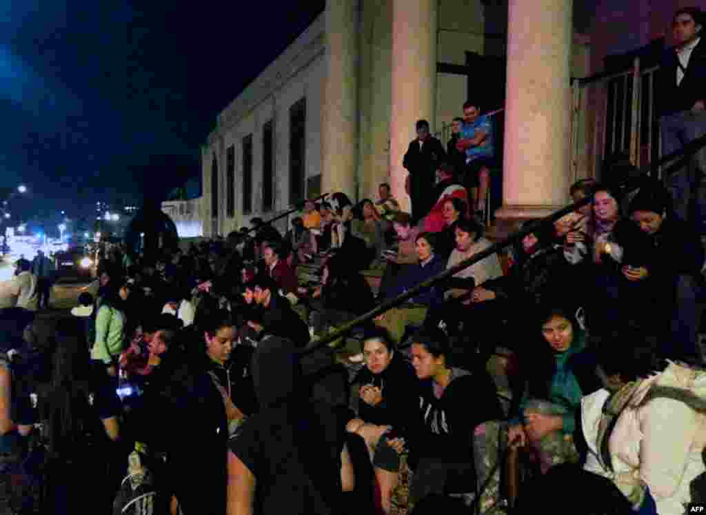 Locals gather on the street following a tsunami alert after an earthquake hit off Chile&#39;s Pacific coast, April 1, 2014.