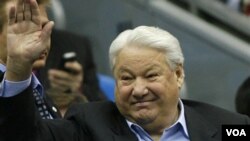 Mantan Presiden Boris Yeltsin dikecam karena gagal menyelamatkan perekonomian Rusia dan mengendalikan ketagihan miras.