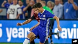 Oscar, milieu de terrain de Chelsea réussit un drible face Giacomo Bonaventura d’AC Milan au cours d’un match à Minneapolis, 3 août 2016.