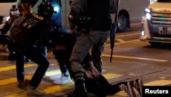 La policía detiene a un manifestante contra el gobierno durante una manifestación en Hong Kong el martes 31 de diciembre de 2019 .