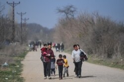 9일 터키의 그리스 접경 마을 에디르네에서 난민들이 임시 거처로 이동하고 있다.