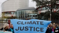 Manifestantes ante la Corte Europea de Derechos Humanos en Estrasburgo, Francia, el 9 de abril de 2024. En espera de fallo sobre varios casos pioneros que pretenden obligar a los países a cumplir sus obligaciones internacionales para reducir gases de efecto invernadero.