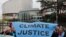 Manifestantes ante la Corte Europea de Derechos Humanos en Estrasburgo, Francia, el 9 de abril de 2024. En espera de fallo sobre varios casos pioneros que pretenden obligar a los países a cumplir sus obligaciones internacionales para reducir gases de efecto invernadero.