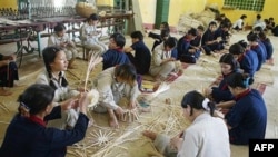 Học viên đan giỏ tại Trung tâm cai nghiện ma túy Ba Vì ở tỉnh Hà Tây