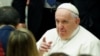 El papa Francisco saluda a los que llegan a su audiencia para un mensaje de Navidad a los trabajadores del Vaticano el 22 de diciembre de 2022.