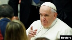 El papa Francisco saluda a los que llegan a su audiencia para un mensaje de Navidad a los trabajadores del Vaticano el 22 de diciembre de 2022.