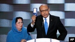 Khizr Khan tient la constitution des Etats-Unis lors d'un discours devant la convention démocrate, Philadelphie, 28 juillet 2016.