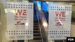 Preparativos para la Convención Republicana en la Quicken Loans Arena de Cleveland, Ohio, que comienza el próximo lunes. [Foto; Celia Mendoza, VOA].