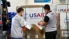 Bệnh viện Việt Nam nhận máy thở Mỹ tặng