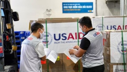 Nhân viên USAID Việt Nam kiểm tra lô hàng 100 máy thở tài trợ cho Việt Nam trong dịch Covid, tại sân bay Nội Bài, Hà Nội, vào ngày 16/09/2020.