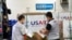 Kiểm tra lô hàng 100 máy thở do USAID tài trợ tại sân bay Nội Bài, ảnh do USAID Việt Nam cung cấp trên Twitter ngày 16/09/2020.