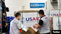 Kiểm tra lô hàng 100 máy thở do USAID tài trợ tại sân bay Nội Bài, ảnh do USAID Việt Nam cung cấp trên Twitter ngày 16/09/2020.