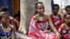 Son Altesse Royale la princesse Sikhanyiso Dlamini du Swaziland (C), la fille aînée du roi du Swaziland, est assise sous un arbre lors d'une entrevue à Luve (Swaziland) le 28 août 2015.