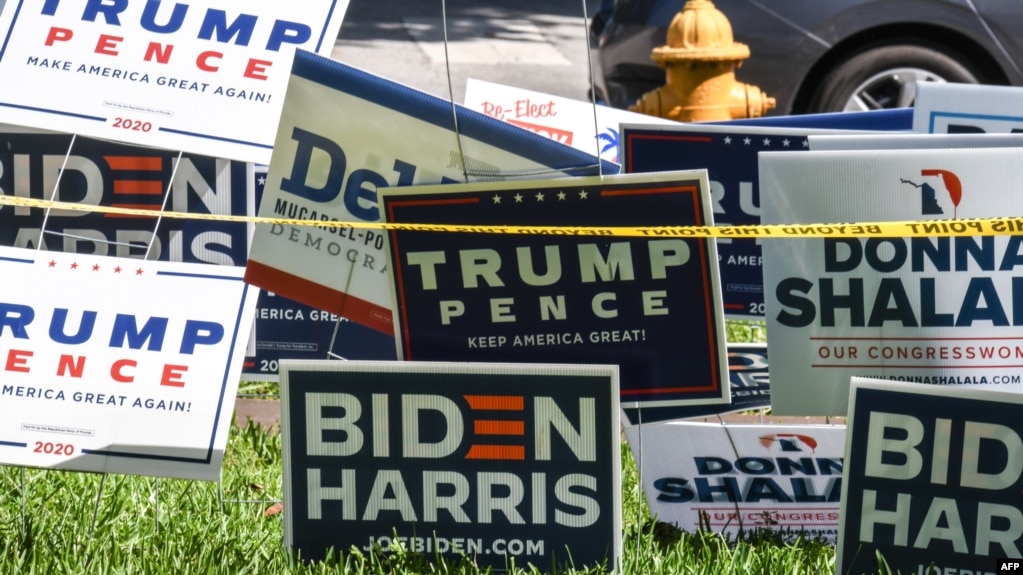 资料照片：佛罗里达州迈阿密市展示着支持民主党拜登-哈里斯竞选搭档和共和党特朗普-彭斯竞选搭档的标志。（2020年10月27日）(photo:VOA)