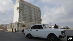 Un automóvil pasa frente a la embajada de Estados Unidos en La Habana, Cuba, el martes 14 de enero de 2025. (Foto AP/Ariel Ley).