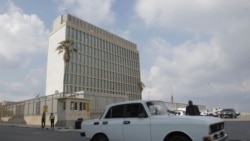 Sebuah kendaraan bergerak melewati gedung Kedutaan Besar AS di Havana, Kuba, pada 14 Januari 2025. (Foto: AP/Ariel Ley)