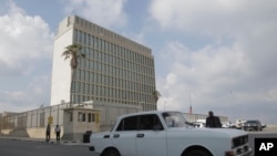 Sebuah kendaraan bergerak melewati gedung Kedutaan Besar AS di Havana, Kuba, pada 14 Januari 2025. (Foto: AP/Ariel Ley)