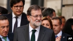 마리아노 라호이 스페인 총리가 1일 내각불신임안 표걸이 찬성으로 통과된 후 의회에서 나오고 있다. 