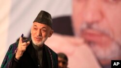 Presiden Afghanistan Hamid Karzai saat memberikan suara di pilpres Afghanistan (5/4). Masa depan Afghanistan pasca Karzai tergantung pada hubungan dengan negara tetangganya. 