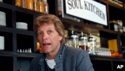 ARCHIVO - En esta foto del 19/10/11, Jon Bon Jovi muestra su restaurante comunitario JBJ Soul Kitchen en Red Bank, N.J. La estrella del rock fue uno de los principales colaboradores del documental 'Lost in America' que se estrena en EE. UU. esta semana.