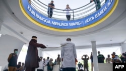 FILE - Seorang pria dicambuk di depan umum sebagai hukuman berdasarkan hukum Syariah Provinsi Aceh karena kedapatan berada dekat pacarnya, di Banda Aceh, 8 Maret 2021. (CHAIDEER MAHYUDDIN / AFP)