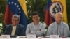ARCHIVO - Delegados de la guerrilla Ejército de Liberación Nacional (ELN) y el gobierno colombiano, en una conferencia de prensa al final la primera parte de las conversaciones de paz en Caracas, Venezuela, el lunes 12 de diciembre de 2022.