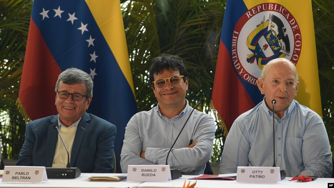 ARCHIVO - Delegados de la guerrilla Ejército de Liberación Nacional (ELN) y el gobierno colombiano, en una conferencia de prensa al final la primera parte de las conversaciones de paz en Caracas, Venezuela, el lunes 12 de diciembre de 2022.