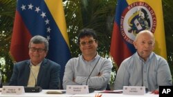 ARCHIVO - Pablo Beltrán, izquierda, en representación del ELN; Iván Danilo Rueda, Alto Comisionado para la Paz en representación del gobierno colombiano, centro, y Otty Pantino, del gobierno, en conversaciones en Caracas, en diciembre de 2022.