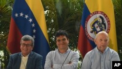 ARCHIVO - Pablo Beltrán, izquierda, en representación de la guerrilla colombiana Ejército de Liberación Nacional, Iván Danilo Rueda, Alto Comisionado para la Paz, centro, y Otty Pantino, de la delegación del gobierno colombiano, en Caracas, el lunes 12 de diciembre de 2022. 